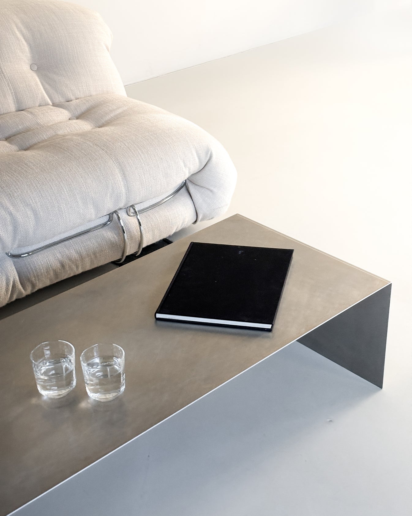 Oak Aluminium Couchtisch im Wohnraum