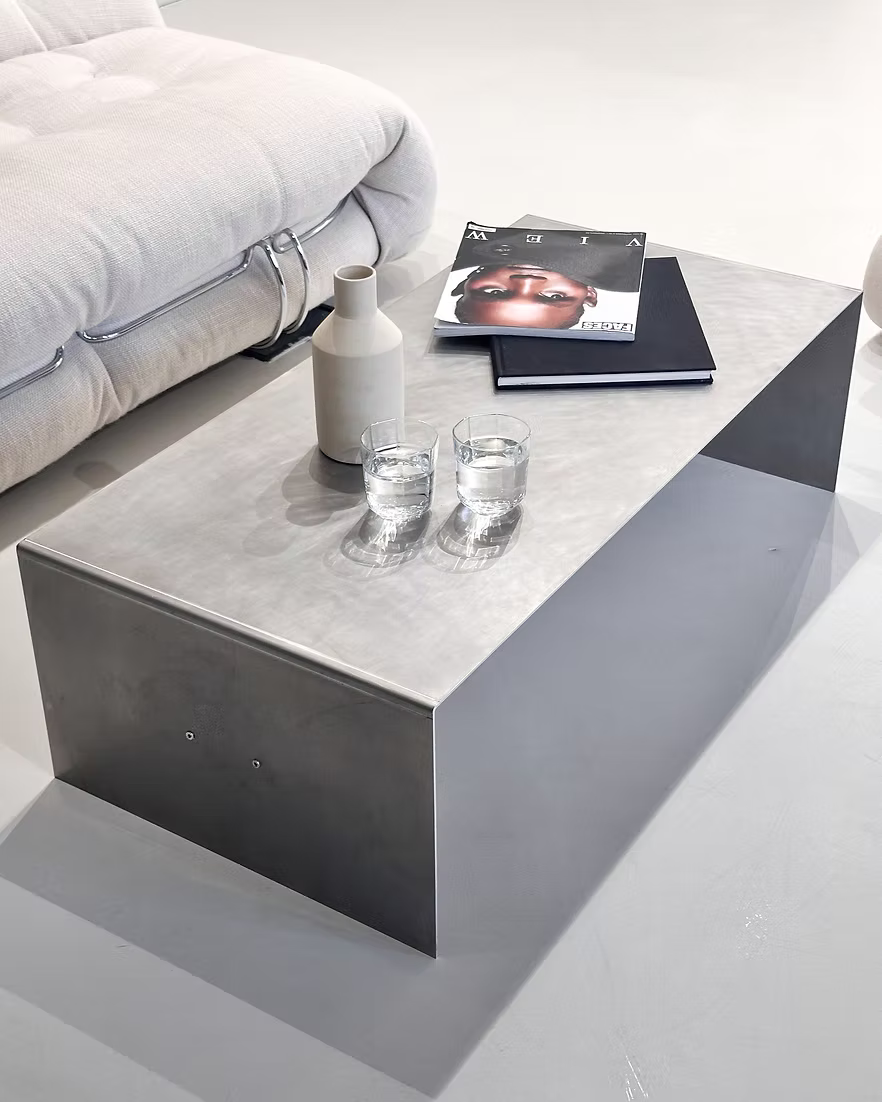 Aluminium-Detail case studios Couchtisch